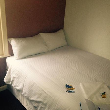 Peek-A-Booze - Budget Hotel - Adults Only แบล็คพูล ภายนอก รูปภาพ