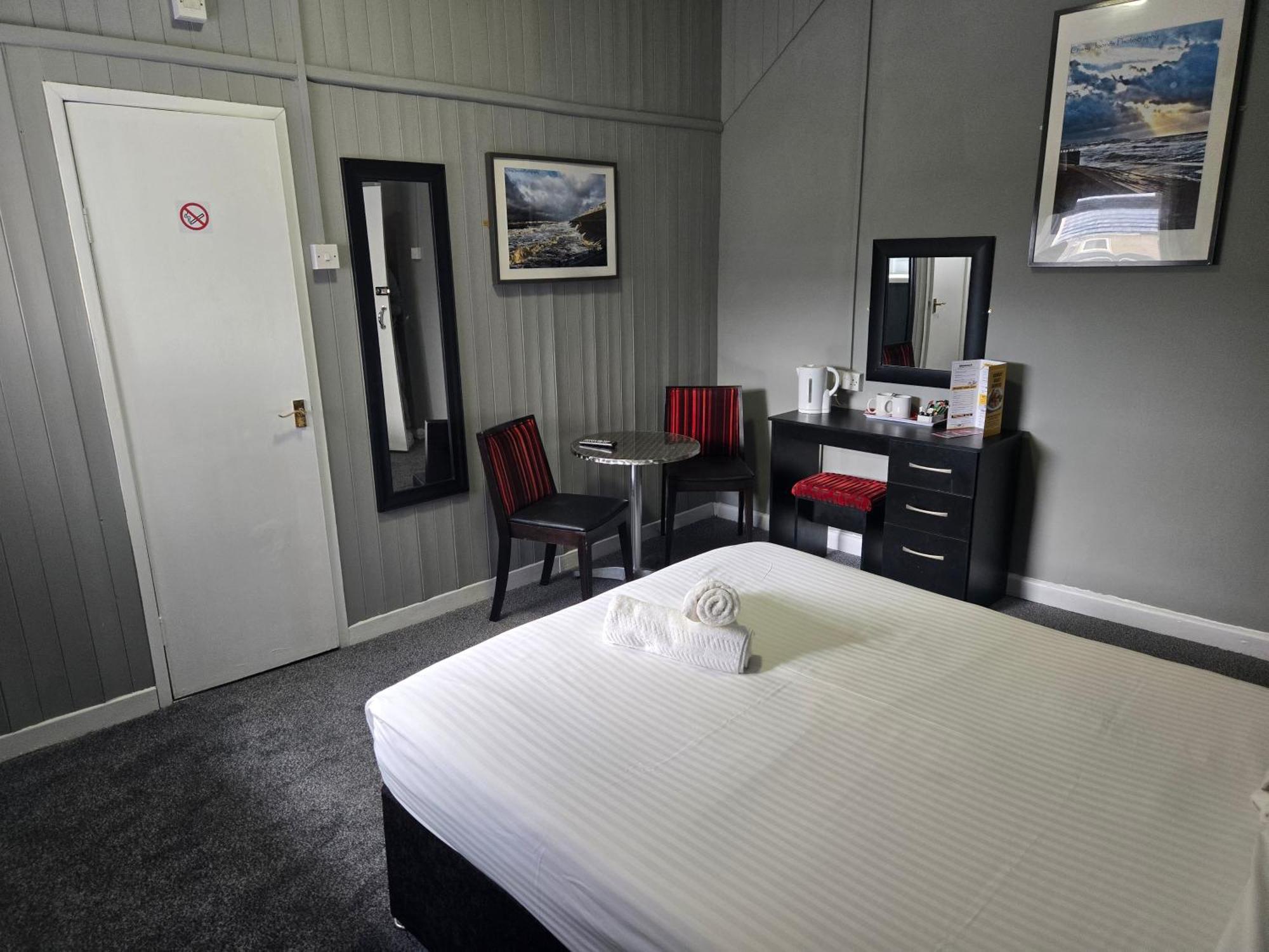 Peek-A-Booze - Budget Hotel - Adults Only แบล็คพูล ภายนอก รูปภาพ