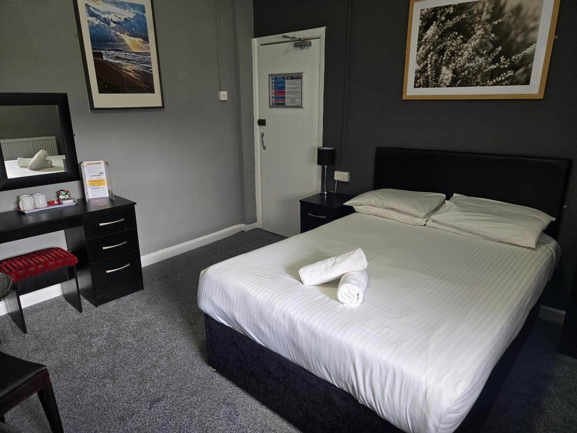 Peek-A-Booze - Budget Hotel - Adults Only แบล็คพูล ภายนอก รูปภาพ